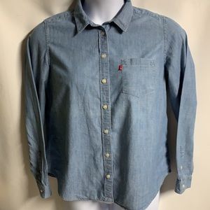 Levi’s classic fit women’s blue chambray long sleeves button down denim shirt.